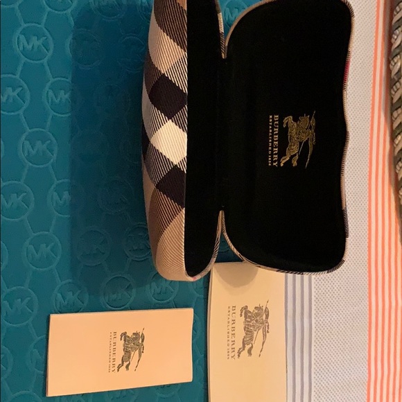 New BURBERRY - Picture 7 of 7